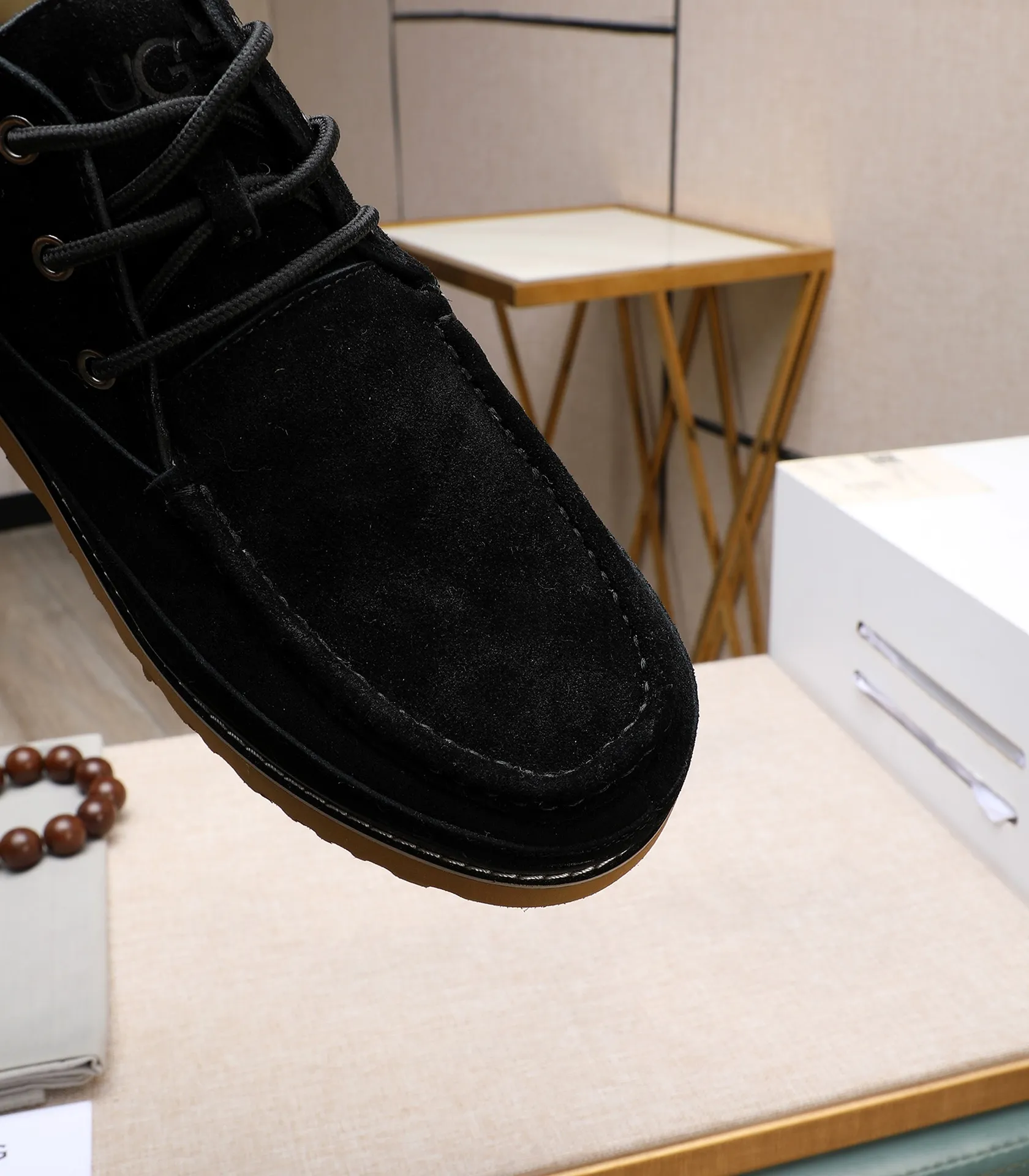 Men's shoes 💰600 (full genuine wool lining, 10% off for fake ones) Please note the quality of the original item and compare the thickness of the wool 🏮🏮 Popular UGG from Australia's warm luxury brand men's shoes, the official website is synchronized, Beckham men's style..., made of imported top-layer waxed cowhide, waxed toe cap, Australian real wool velvet lining Carefully sewn...Imported rubber Martin boots outsole (comfortable, soft, wear-resistant) The quality is really great...Exquisite workmanship, you can't put it down at first sight, size 38-44 (customized in 45)